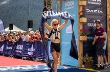 Sophia Laukli i mål i Grindelwald i Sveits lørdag som vinner i sitt aller lengste løp i karrieren. (Foto fra UTMBs facebookside)