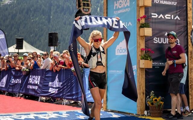 Sophia Laukli i mål i Grindelwald i Sveits lørdag som vinner i sitt aller lengste løp i karrieren. (Foto fra UTMBs facebookside)