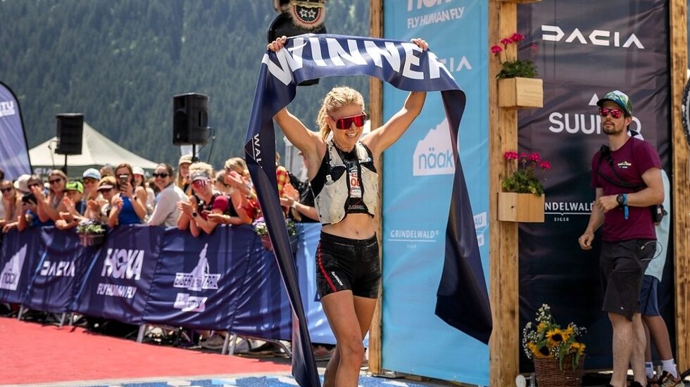 Sophia Laukli i mål i Grindelwald i Sveits lørdag som vinner i sitt aller lengste løp i karrieren. (Foto fra UTMBs facebookside)