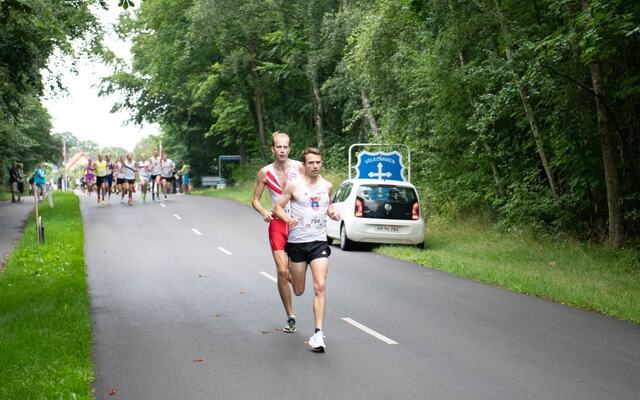 Trond Einar Moen Pedersli i rygg på vinneren Mikael Johnsen ut fra start i Hasle mandag. (Foto fra Etape Bornholms facebookside)