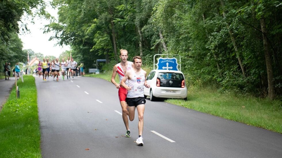 Trond Einar Moen Pedersli i rygg på vinneren Mikael Johnsen ut fra start i Hasle mandag. (Foto fra Etape Bornholms facebookside) 