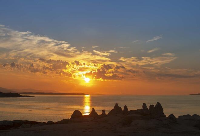 Bilde fra Trollholmsund med sol og skyer på himmelen
