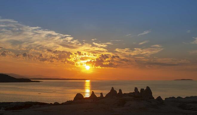 Bilde fra Trollholmsund med sol og skyer på himmelen
