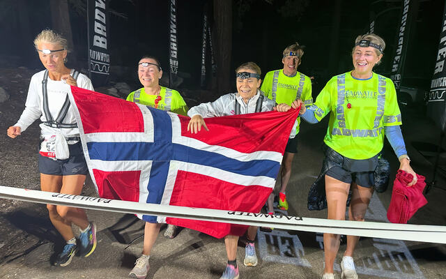 Line Caliskaner i mål som vinner av kvinneklassen i Badwater135. Totalt ble hun nummer to. (Foto: Badwater135 på Facebook)