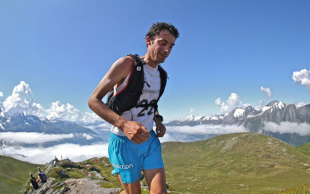 Kilian Jornet har vært blant verdens beste fjelløpere i mange år. Vi har samlet noen av hans tips til hvordan du kan få en bedre opplevelse med løping som dette. Her er Jornet fra Mefjellet opp i 2017. (Foto: Martin Hauge-Nilsen)