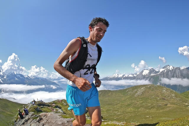 Kilian Jornet har vært blant verdens beste fjelløpere i mange år. Vi har samlet noen av hans tips til hvordan du kan få en bedre opplevelse med løping som dette. Her er Jornet fra Mefjellet opp i 2017. (Foto: Martin Hauge-Nilsen)