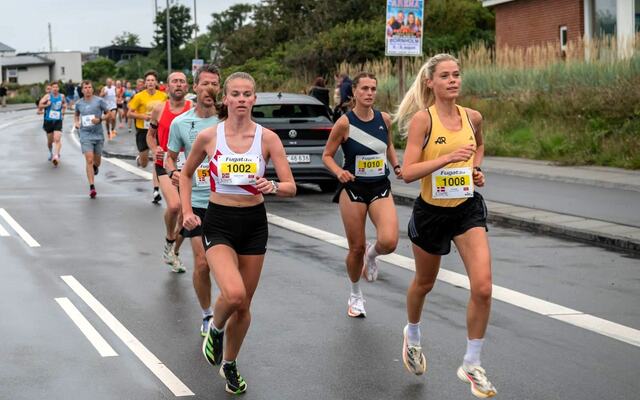 Ingrid Helene Nyhus (1002) sikret 3. plassen totalt med 37:35 på 10 km i Rønne. Her sise om side med Kathrine Højgaard Hansen som tok 3. plassen fredag og 4. plass totalt. (Foto: Viking Atletik)