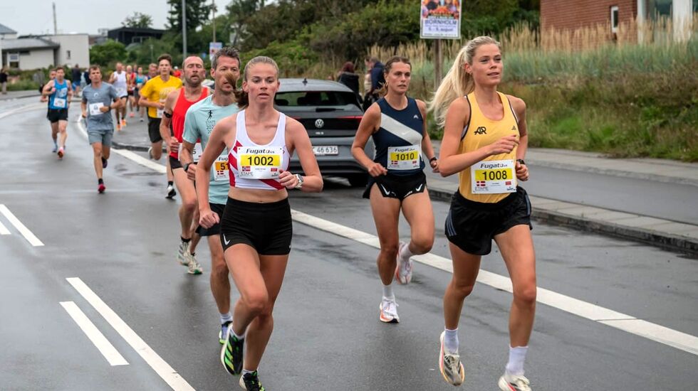 Ingrid Helene Nyhus (1002) sikret 3. plassen totalt med 37:35 på 10 km i Rønne. Her sise om side med Kathrine Højgaard Hansen som tok 3. plassen fredag og 4. plass totalt. (Foto: Viking Atletik)