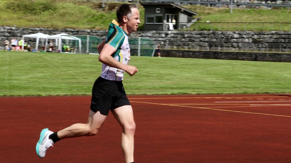 Hilmar Kråkenes fra Måløy vant dagens heilmaraton. Han trener mye mengde for tiden, og målet er neste års løp mellom Oslo og Bergen. Maratonløpet i dag var i utgangspunktet ment som en treningstur, men når alt fungerer er det bare å fullføre løpet