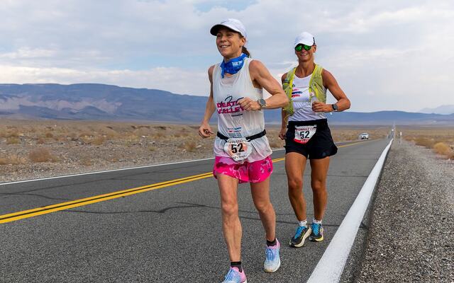 Line Caliskaner og pacer Janne Balberg Kvisvik på den endeløse varme landeveg. (Foto: Badwater135)
