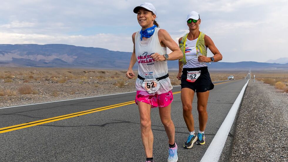 Line Caliskaner og pacer Janne Balberg Kvisvik på den endeløse varme landeveg. (Foto: Badwater135)