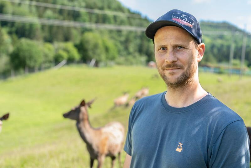 Portrett av Håkon  med hjort og grønt gress i bakgrunnen