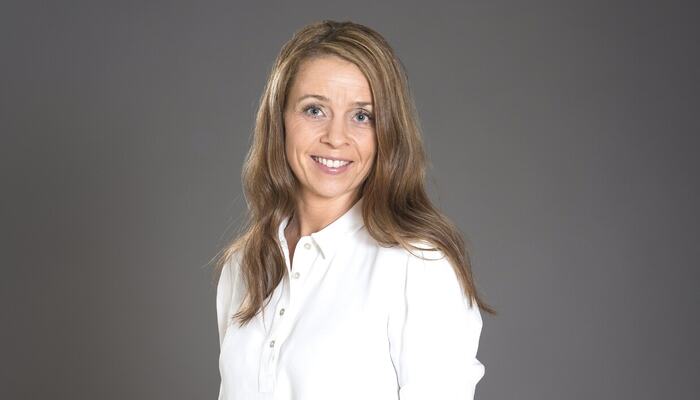 Sissel Naustdal kan fortelle at nesten 9 av 10 nordmenn føler seg stresset på jobb, ifølge IF’s helserapport 2024. I tillegg viser en rapport fra McKinsey & Company 2024 at kun 15 prosent av de ansatte finner jobben sin meningsfull. Gallup 2023 avslører at bare 13 prosent er engasjert i arbeidet sitt. Fotograf: Solveig Grande