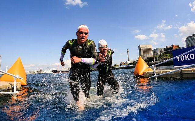Kristian Blummenfelt, her i aksjon i Yokohama sammen med Gustav Iden i fjor, må vente med å gå i vannet i Paris. (Foto: World Triathlon/Tommy Zafera)