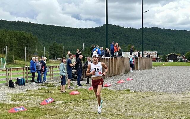 Kristian Lied Olsen i mål på Sætersgård stadion som vinner på 33:50 på 10 km. (Foto fra Egeberg-arrangementenes facebookside)