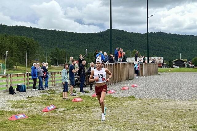 Kristian Lied Olsen i mål på Sætersgård stadion som vinner på 33:50 på 10 km. (Foto fra Egeberg-arrangementenes facebokkside)