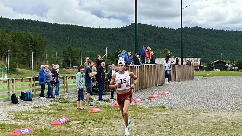 Kristian Lied Olsen i mål på Sætersgård stadion som vinner på 33:50 på 10 km. (Foto fra Egeberg-arrangementenes facebokkside)