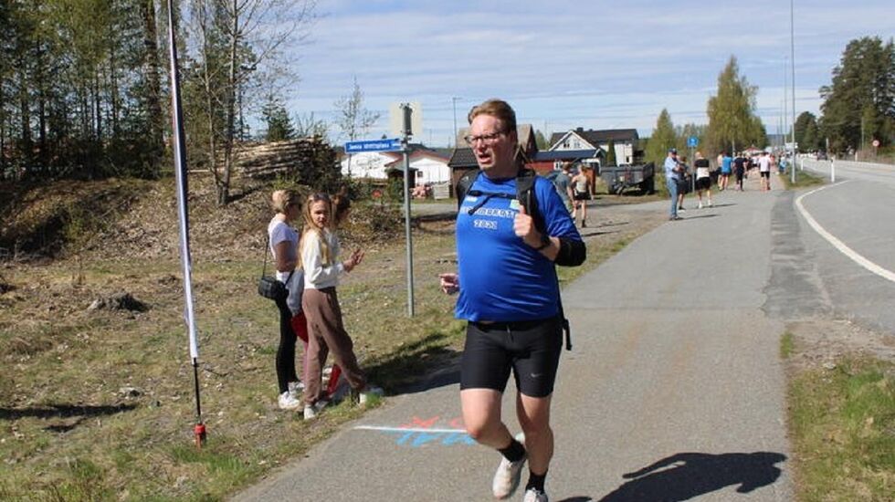 Thomas Jansrud er en svært ivrig kilometer-sanker året rundt i Elverum, og logger kilometer både gående og løpende. (Foto: Line Viola Havammen)
