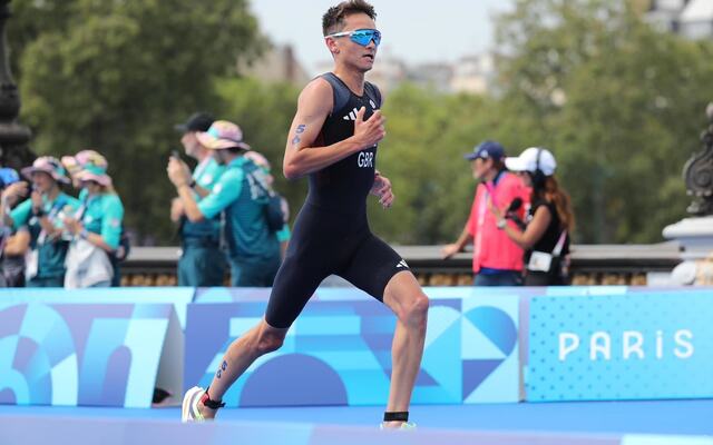 Britiske Alex Yee avgjorde den olypmpiske triatlon-konkurransen på løpingen. (Foto fra World Triathlons facebookside)