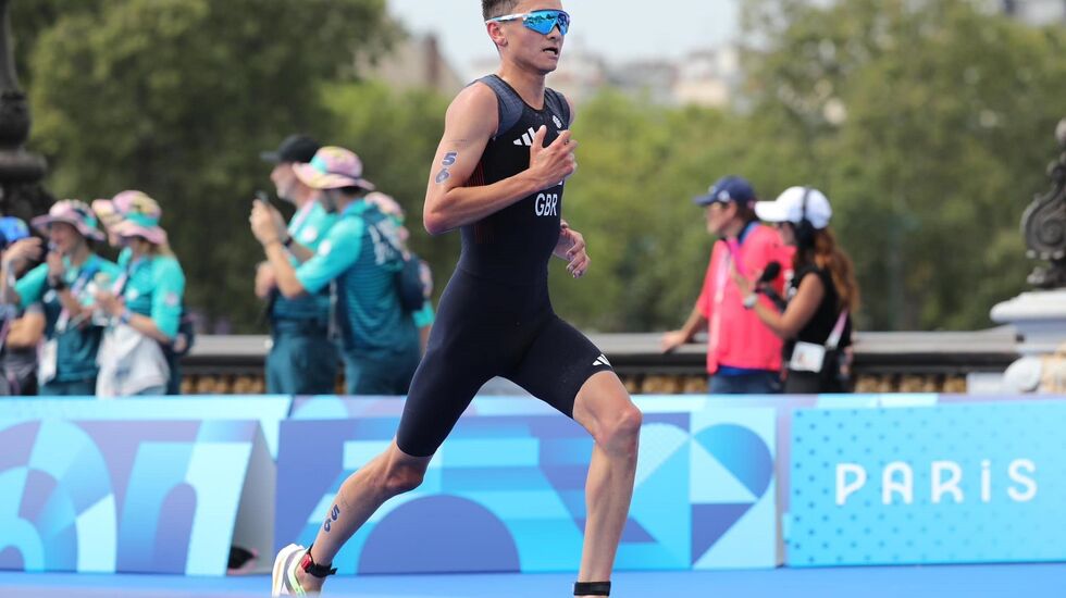 Britiske Alex Yee avgjorde den olypmpiske triatlon-konkurransen på løpingen. (Foto fra World Triathlons facebookside)