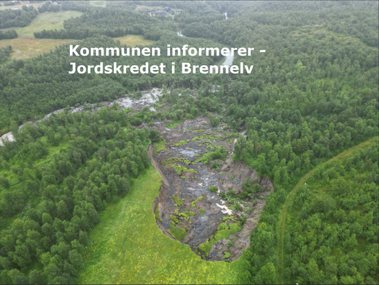 Jordskredet i Brennelv sett fra fugleperspektiv, med teksten Kommunen informerer om jordskredet i Brennelv