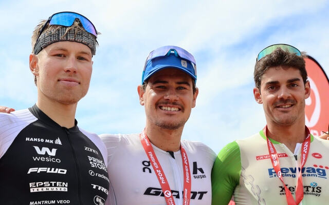 Gustav Iden (midten) vant foran estiske Henry Räppo (til venstre) og portugisiske Joāo Ferreira. (Foto: Challenge Familys Facebookside)