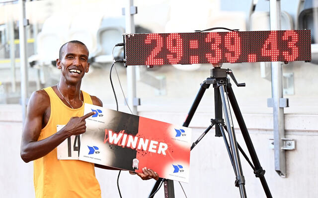 Mustafa Mohamed holder virkelig koken også som veteran, og her kan han posere som verdensrekordholder på 10000 m. (Foto: YMR Trackclub)