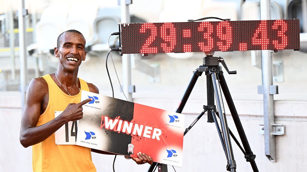 Mustafa Mohamed holder virkelig koken også som veteran, og her kan han posere som verdensrekordholder på 10000 m. (Foto: YMR Trackclub)