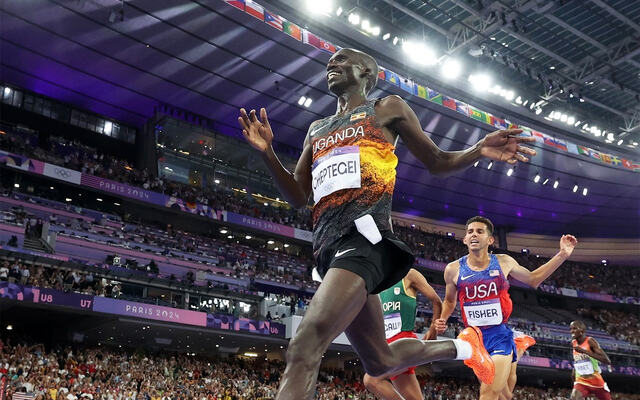Joshua Cheptegei fra Uganda kunne juble for gullet, men sølvet gikk til Berihu Aregawi fra Etiopia og bronsen til Grant Fischer fra USA. (Foto: World Athletics)