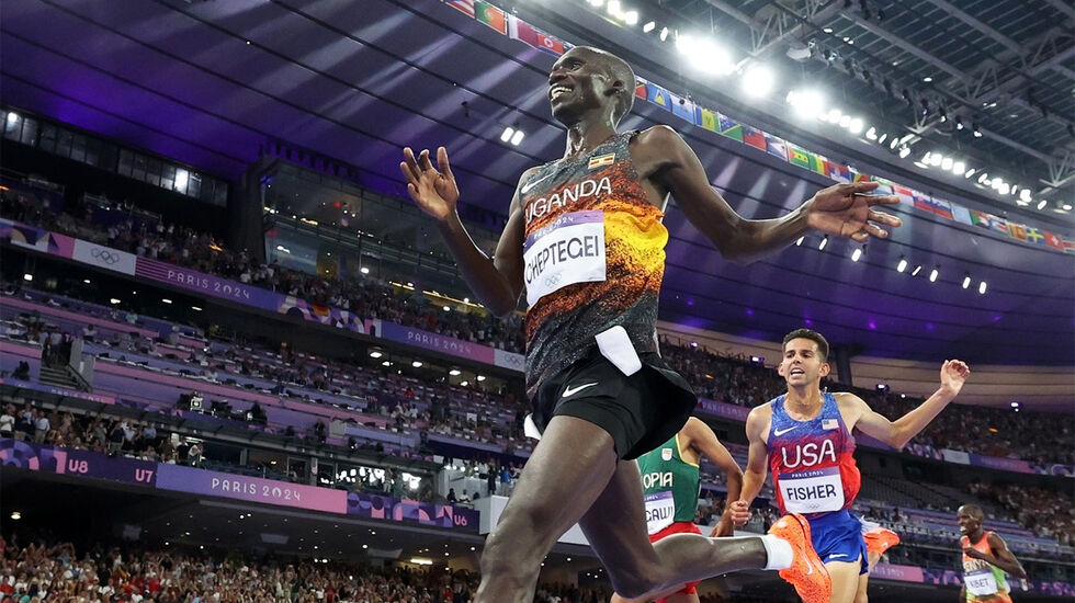 Joshua Cheptegei fra Uganda kunne juble for gullet, men sølvet gikk til Berihu Aregawi fra Etiopia og bronsen til Grant Fischer fra USA. (Foto: World Athletics)