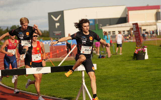 Esten Hauen kombinerte harejobb for klubbkamerat Lars Horten Jordet med å ta gullet i U23-klassen på 3000 m hinder. (Foto: Einar Børve)