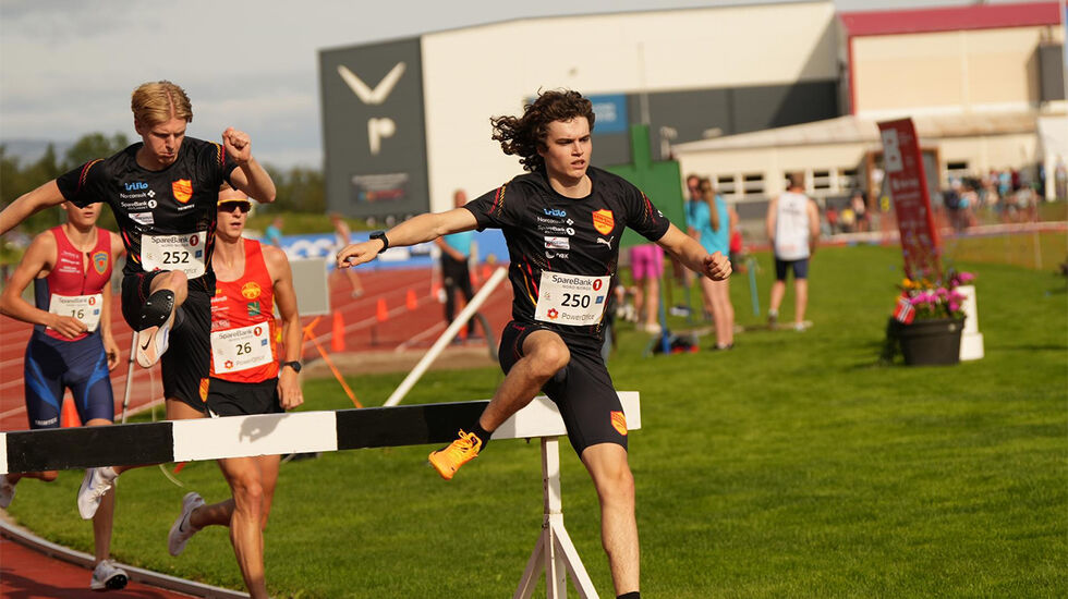 Esten Hauen kombinerte harejobb for klubbkamerat Lars Horten Jordet med å ta gullet i U23-klassen på 3000 m hinder. (Foto: Einar Børve)