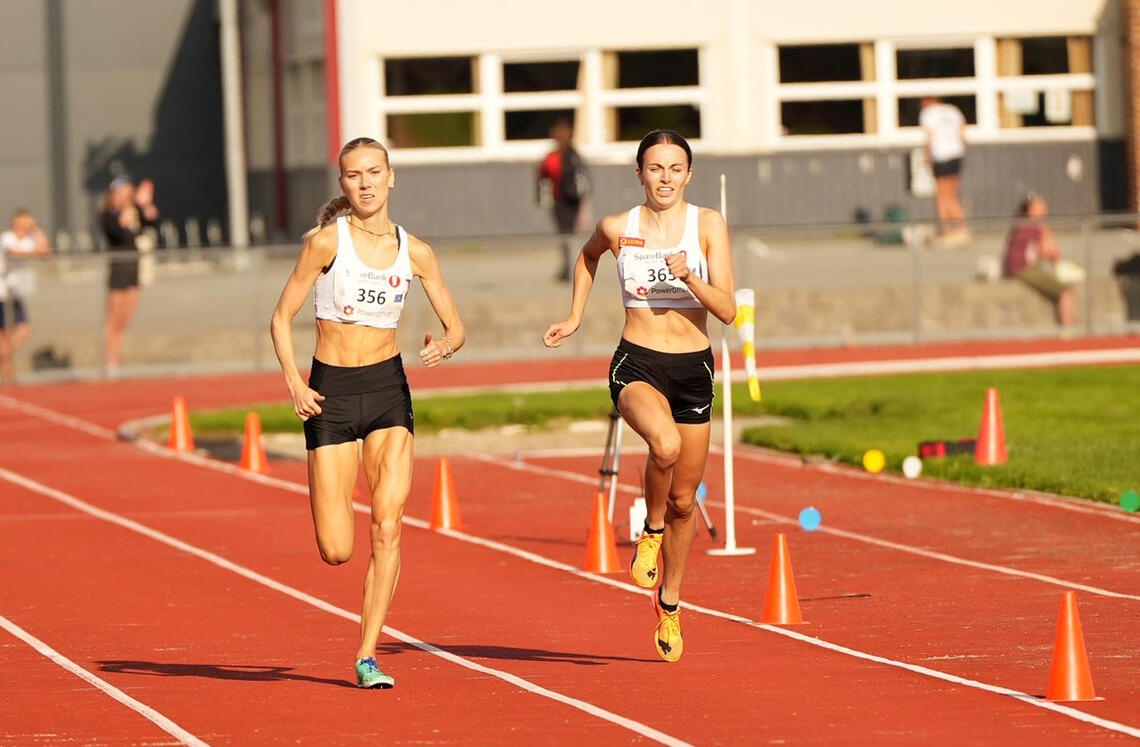 Anne Gine Løvnes hadde den hvasseste spurten og løp inn til 1500 m-gull foran Ingeborg Østgård som hadde dratt underveis. (Foto: Einar Børve)