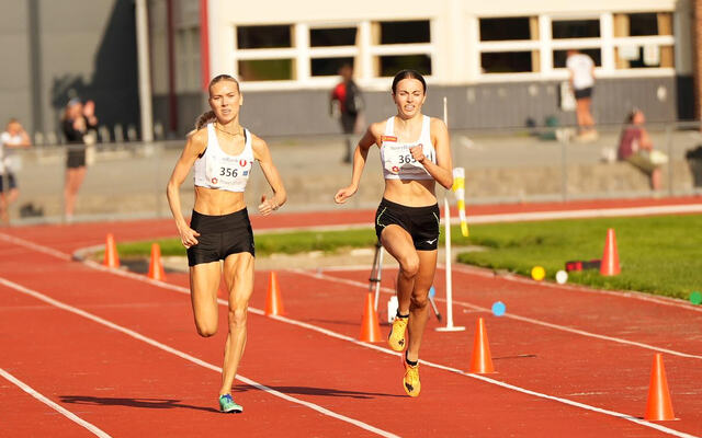 Anne Gine Løvnes hadde den hvasseste spurten og løp inn til 1500 m-gull foran Ingeborg Østgård som hadde dratt underveis. (Foto: Einar Børve)