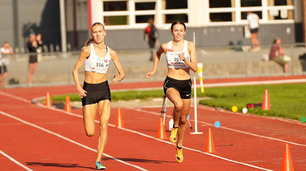 Anne Gine Løvnes hadde den hvasseste spurten og løp inn til 1500 m-gull foran Ingeborg Østgård som hadde dratt underveis. (Foto: Einar Børve) 