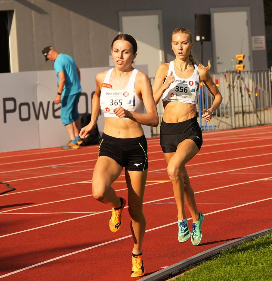 1500m-jenter-U23-oestgaard-og-Loevnes.jpg