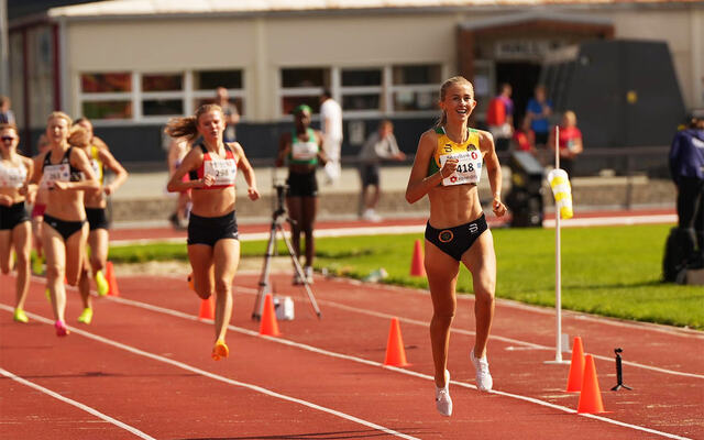 Wilma Anna Bekkemoen Torbiörnsson avslutta NM-helga med gull på både 800 og 3000 m. Her løper hun mot seier på 800 m – med et smil om munnen. (Foto: Einar Børve)