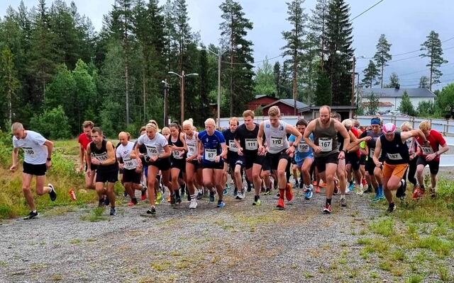 Fra starten på 10 km i fjor med 82 løpere i feltet og vinneren Mikkel Blikstad Thomassen helt til venstre. (Foto fra Trysilmilas facebookside)