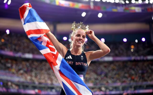 Keely Hodgkinson har vi gjerne sett med det britiske flagget etter 800 meter-konkurranser, men nå kunne hun sette kronen på hodet også. (Foto: European Athletics)