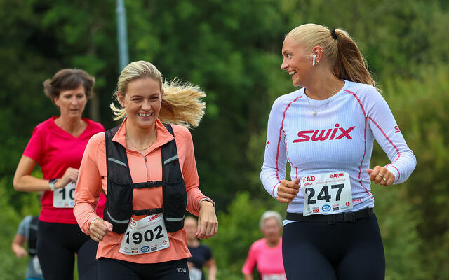 Marthe Michalsen og Anette Skodvin løper med humøret på topp. De løper 5 km, på omtrent samme tid. (Alle foto: Arne Dag Myking)