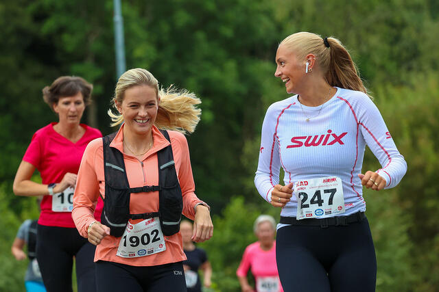 Marthe Michalsen og Anette Skodvin løper med humøret på topp. De løper 5 km, på omtrent samme tid. (Alle foto: Arne Dag Myking) Marthe Michalsen og Anette Skodvin løper med humøret på topp. De løper 5 km, på omtrent samme tid. (Alle foto: Arne Dag Myking)