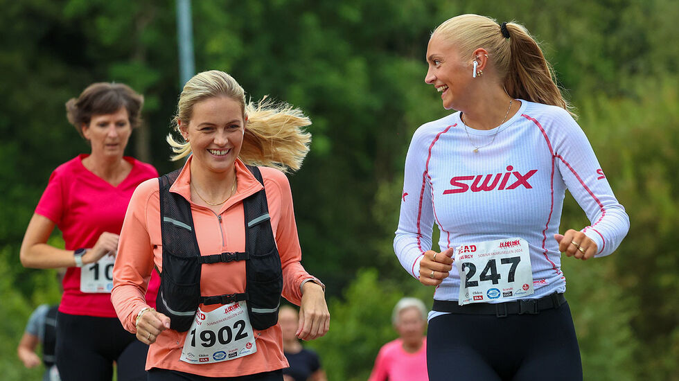Marthe Michalsen og Anette Skodvin løper med humøret på topp. De løper 5 km, på omtrent samme tid. (Alle foto: Arne Dag Myking)