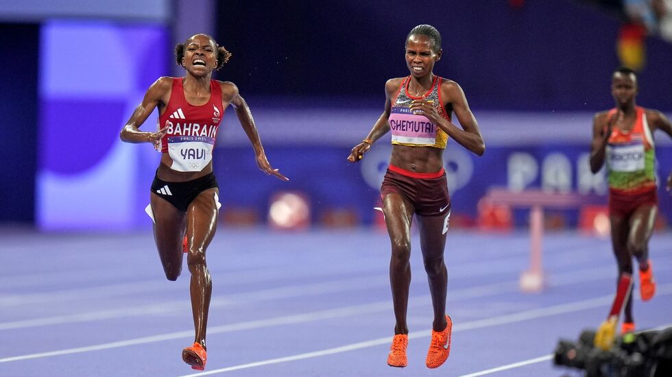Winfred Mutile Yavi tok OL-gullet på 3000 m hinder foran Peruth Chemutai og  Faith Cherotich. (Foto: World Athletics)