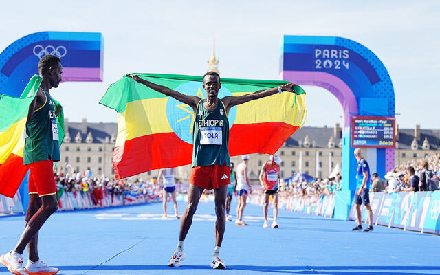 Tamirat Tola vinner den olympiske maraton i storslagne omgivelser i Paris. (Foto: World Athletics)