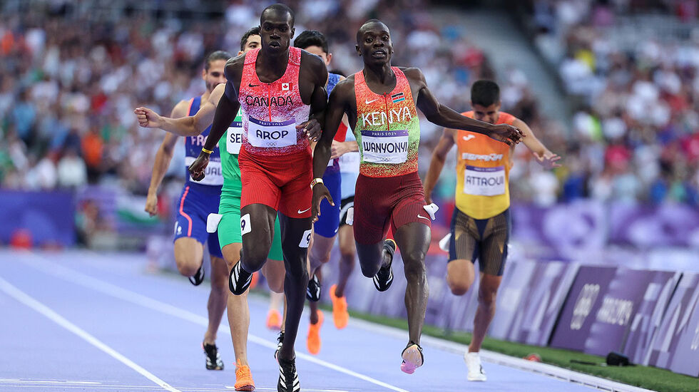 Marco Arop spurter mot Emmanuel Wanyonyi i 800-meterfinalen, men mangler ett hundredelssekund ved målpassering. (Foto: World Athletics)