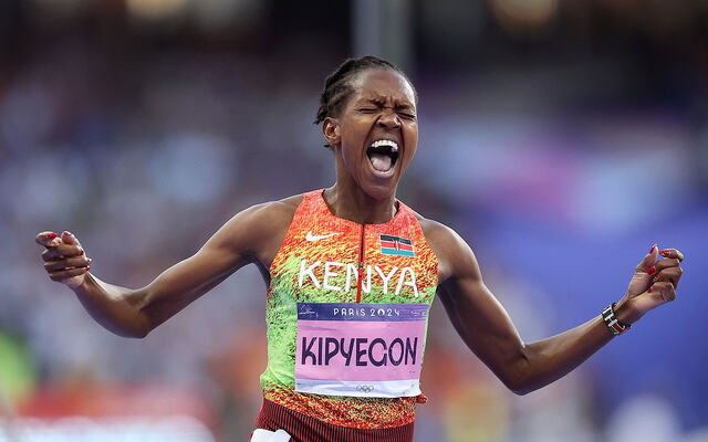 Faith Kipyegon jubler over å vinne 1500 meter i OL. (Foto: World Athletics)