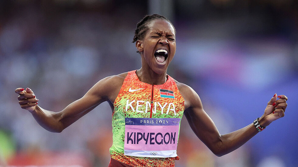 Faith Kipyegon jubler over å vinne 1500 meter i OL. (Foto: World Athletics)