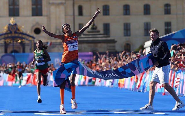Sifan Hassan kan endelig avslutte sin helt spinnville OL-satsing med tre øvelser, med tre medaljer. Og denne siste ble av gull. Løpslegenden Sebastian Coe holder målseglet. (Foto: World Athletics)