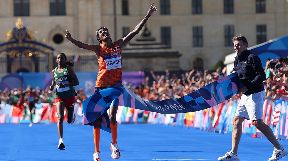 Sifan Hassan kan endelig avslutte sin helt spinnville OL-satsing med tre øvelser, med tre medaljer. Og denne siste ble av gull. Løpslegenden Sebastian Coe holder målseglet. (Foto: World Athletics)