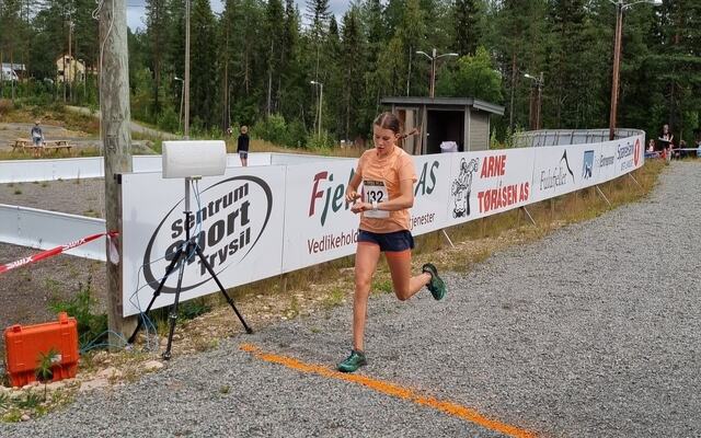 Kristin Haug løper inn til seier på den tunge Trysilmila på 44:34. (Foto: Østby IL)